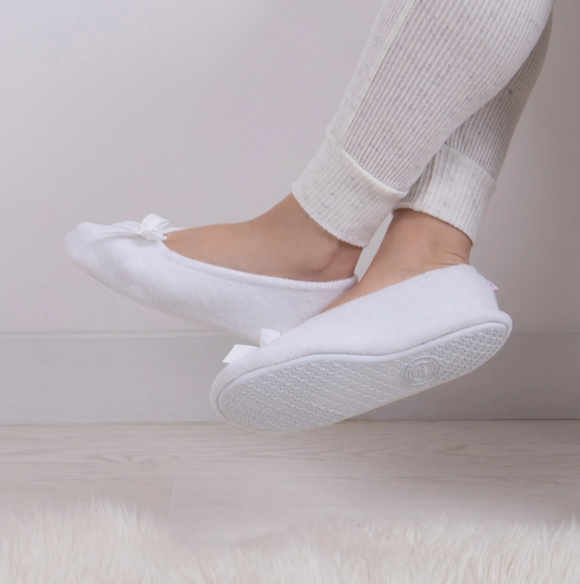 Totes Isotoner TERRY BALLET WITH BOW Womens Ballet Slippers White